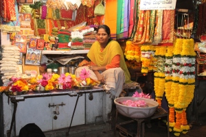 Vendedora de ofrendas en Mahalaxmi, Mumbai.